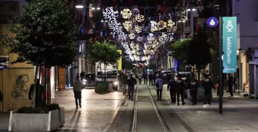 İstiklal Caddesi'ndeki ağaçlar kaldırılıyor