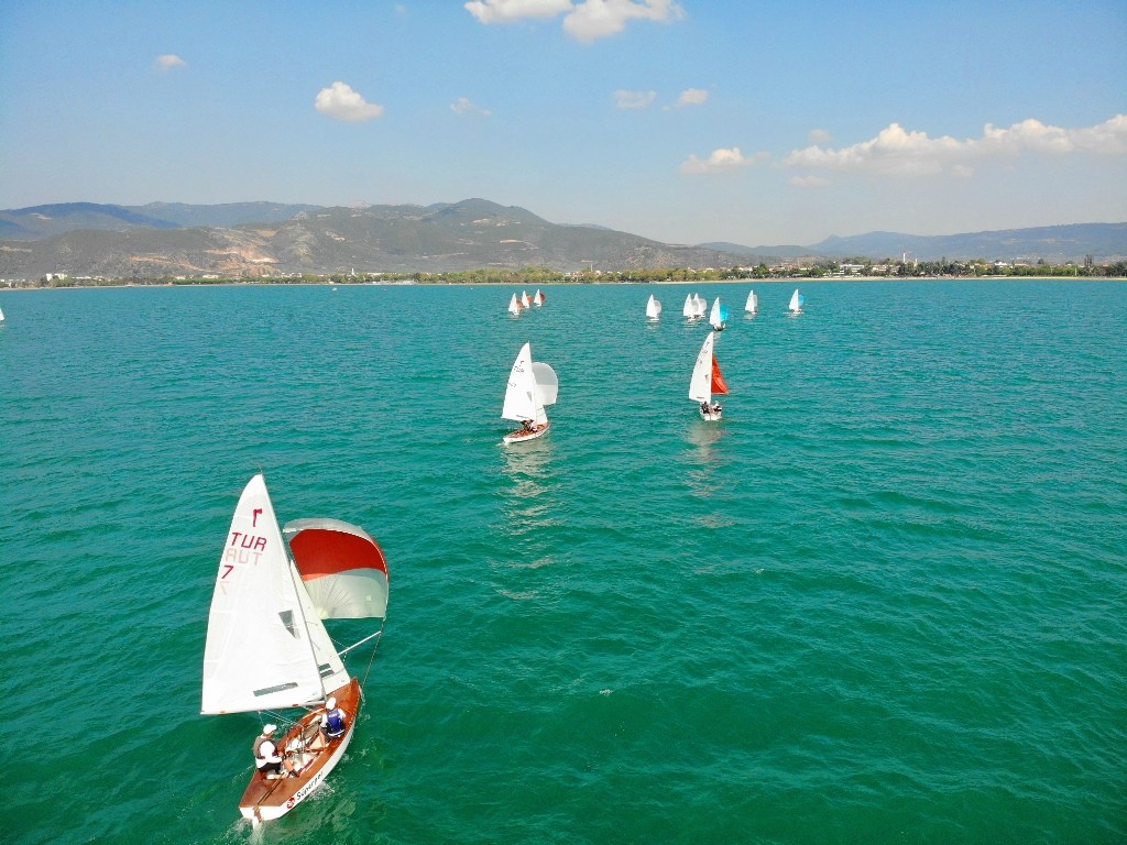 İznik Gölünde Rüzgara Karşı Kıyasıya Mücadele Başladı