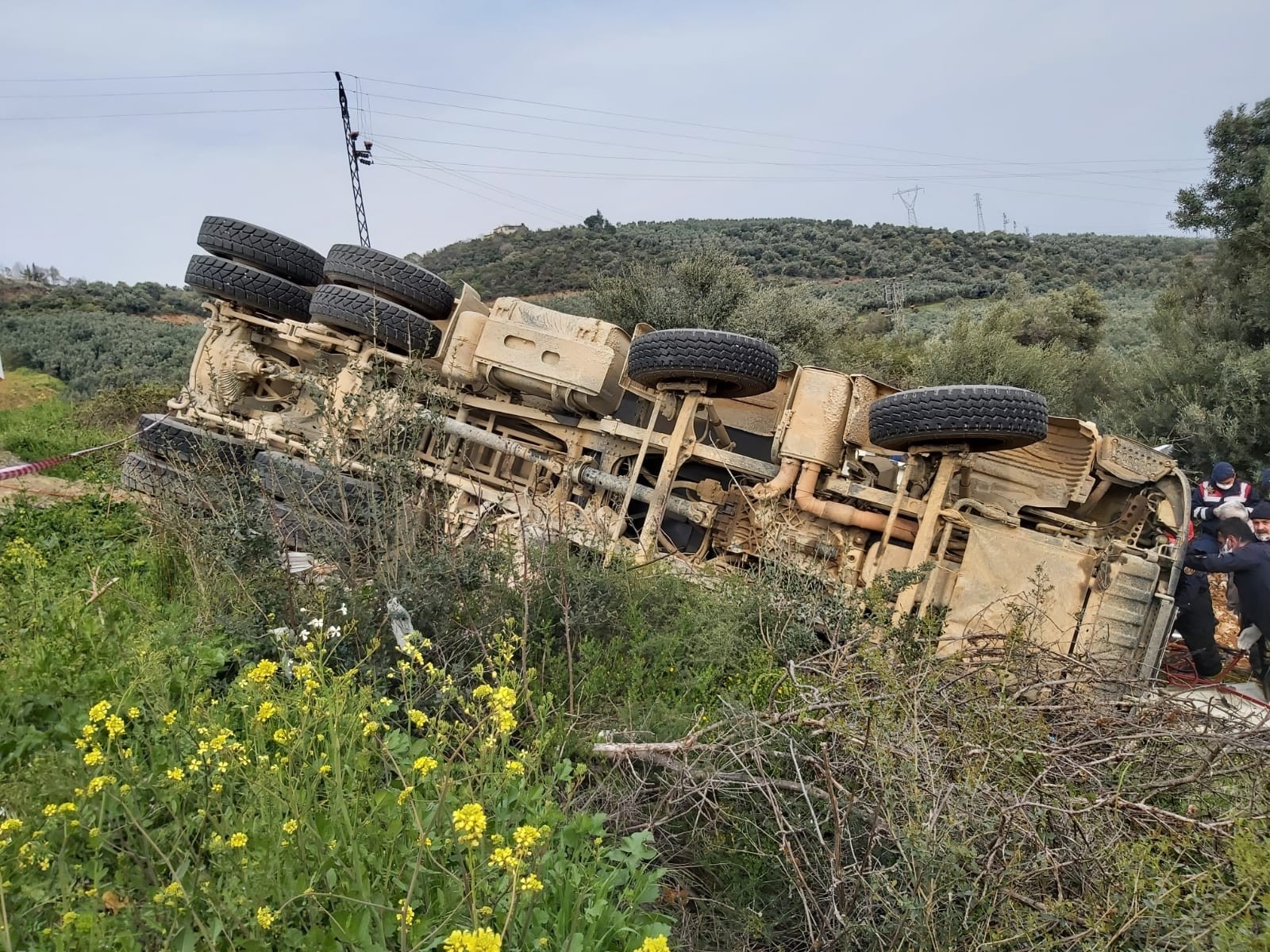 İznik-Karamürsel Karayolunda Hafriyat Kamyonu Devrildi