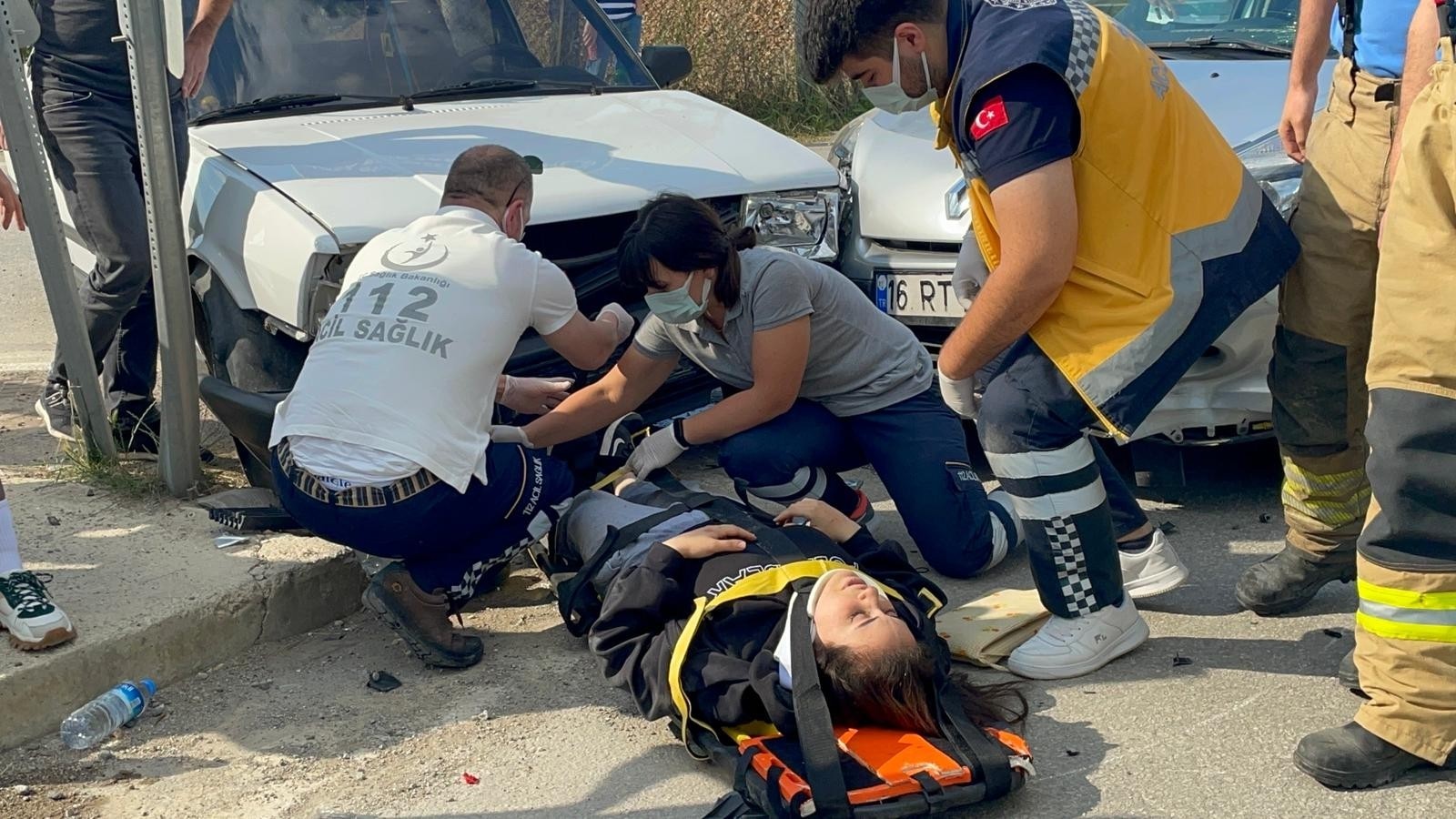 İznikte Motosiklet Arabaya Çarptı: 2 Yaralı
