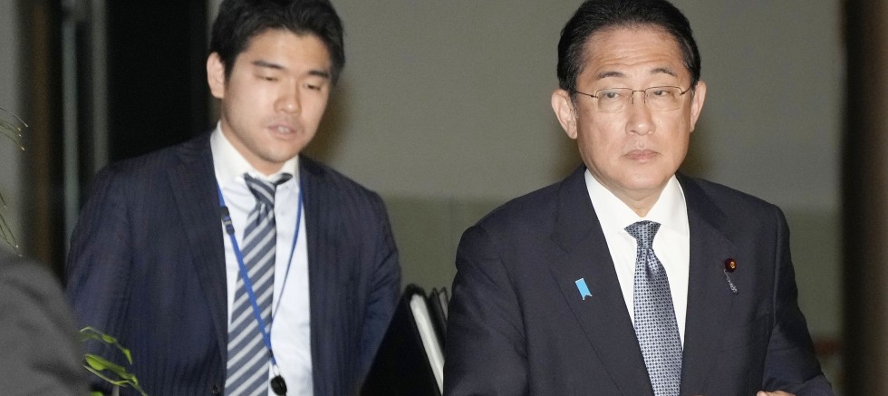 Japonya Başbakanı, oğlunu görevden aldı!