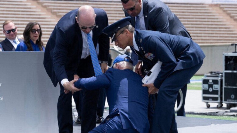 Joe Biden sahnede dengesini kaybetti!
