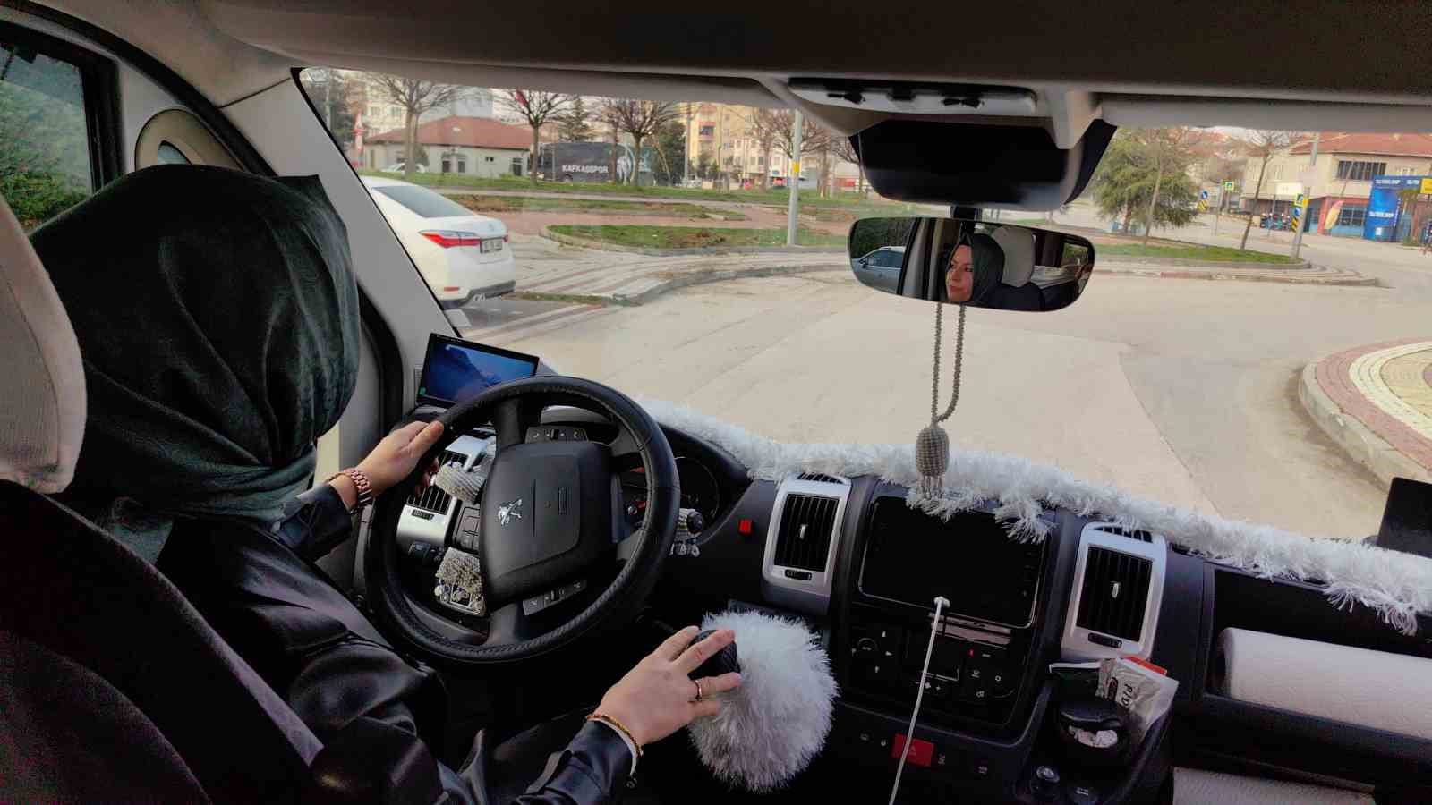 Kadın Servis Şoförü Ustalara Taş Çıkarıyor