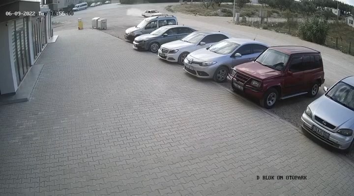Kadın Şoför Tofaşla Yanlayarak Kaza Yapınca, Direksiyona Erkek Şoför Geçerek Kaçtılar