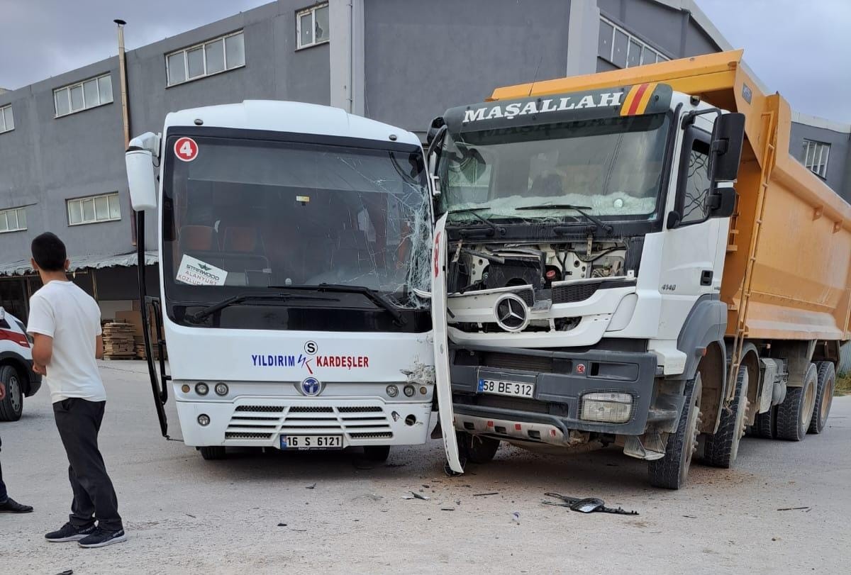 Bursa'da Kamyon İle Minibüs Çarpıştı