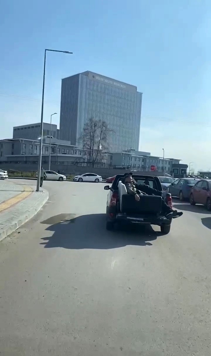 Kamyonet Kasasında Tehlikeli Yolculuk