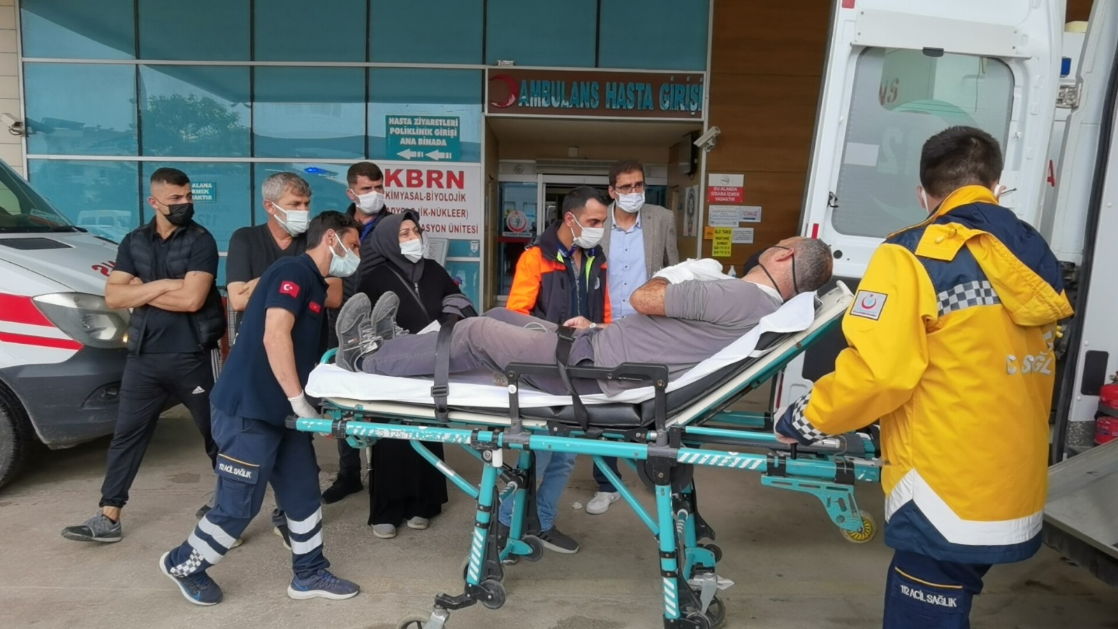 Kamyonet Park Halindeki Araca Çarptı, Belediye Personeli Yaralandı