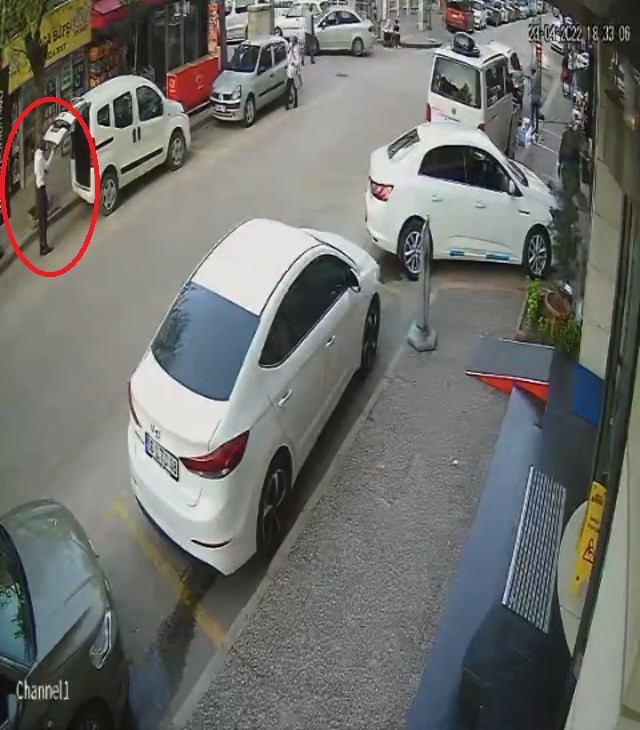 Kamyonetin Bagajını Açarken Şoku Yaşadı