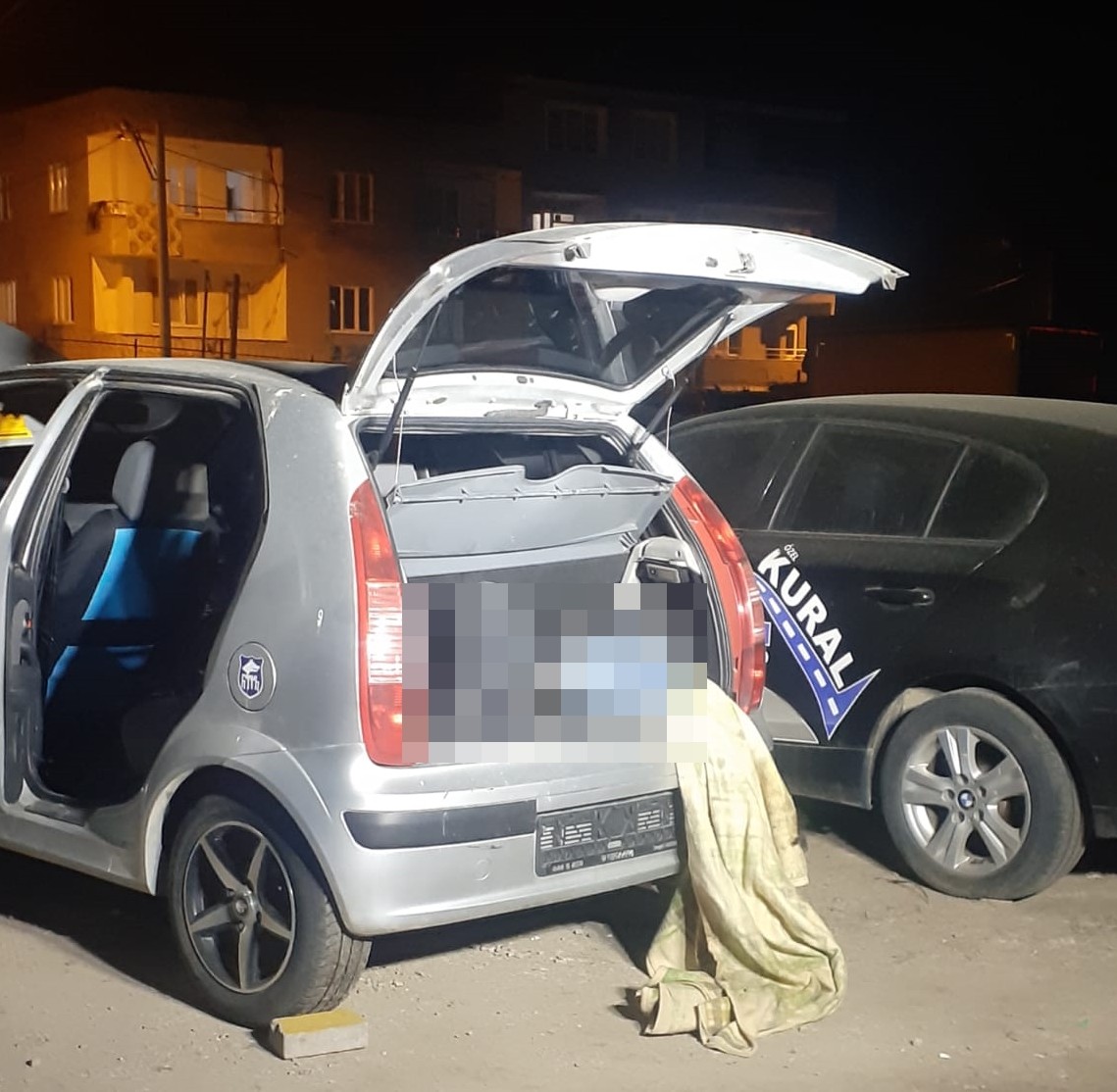 Kan Donduran Cinayet... Park Halindeki Otomobilin Bagajında Erkek Cesedi Bulundu