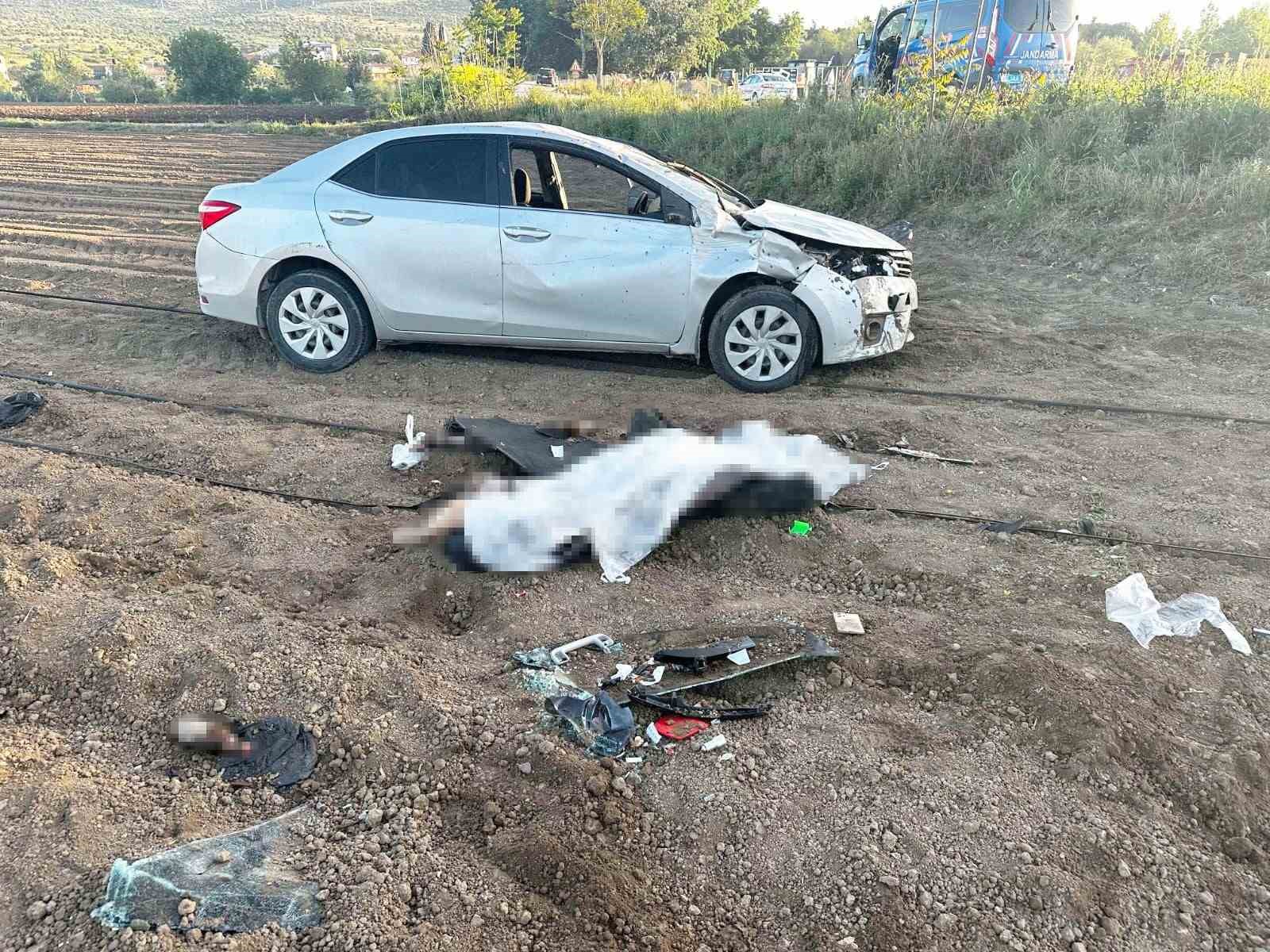 Karacabeyde Otomobil Taklalar Atarak Tarlaya Uçtu: 1 Ölü, 2 Yaralı