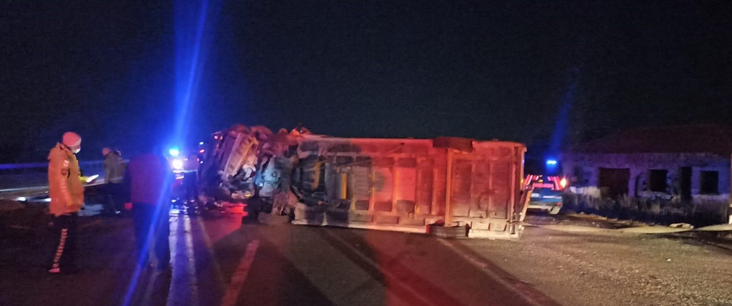 Karacabeyde Trafik Kazası: 2 Yaralı