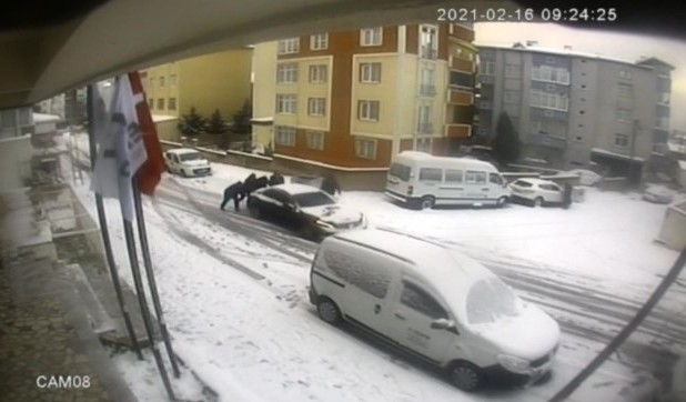 Kartalda Park Halindeyken Kayan Lüks Otomobili Durdurmak İçin Mahalleli Seferber Oldu