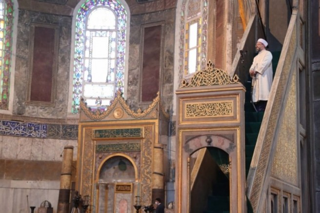 Kaymakam hutbe okuma şeklini beğenmediği imamı dövdü!