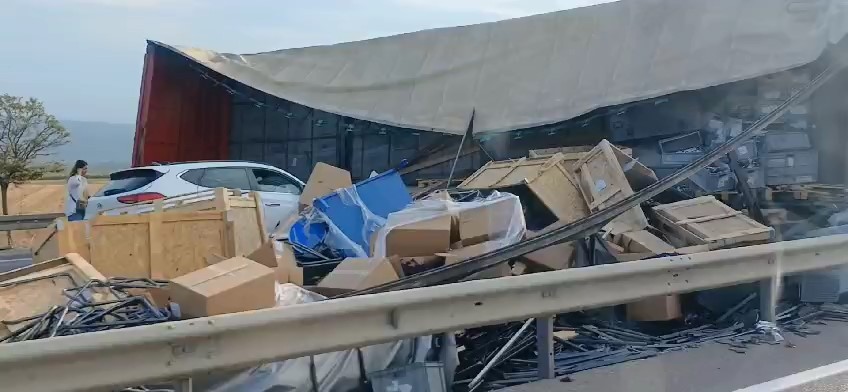 Kaza Yapan Tırdan Yola Saçılan Malzemeler Yolu Kapattı