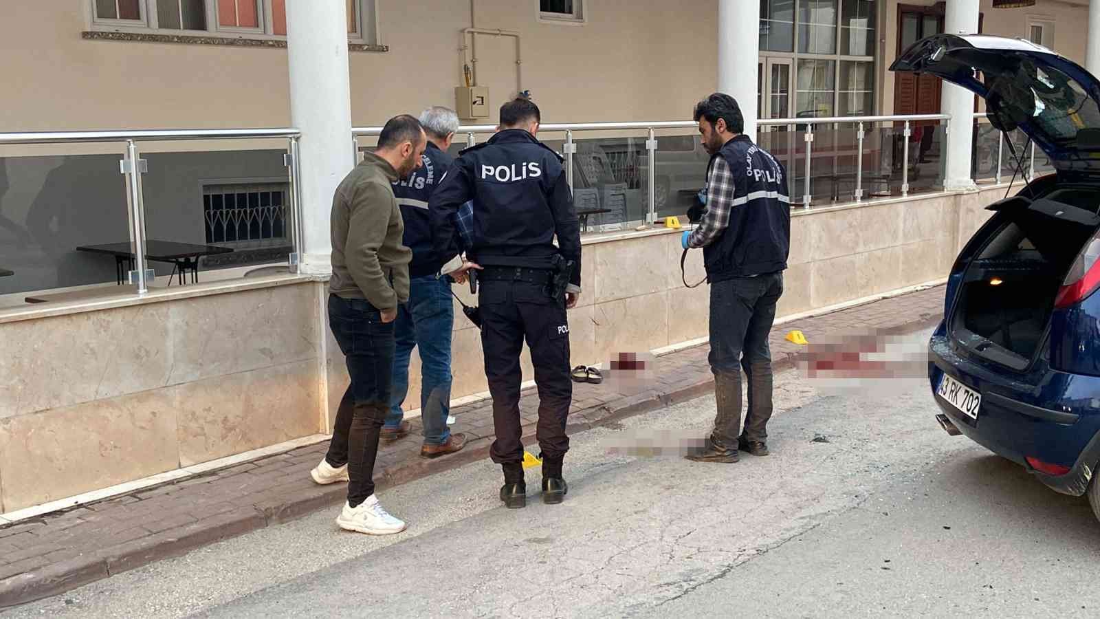 Kazanın Ardından Kendisini Uyaran 2 Kişiye Kurşun Yağdırdı