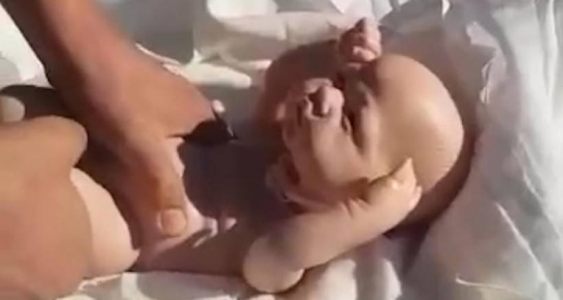 Kefenin İçinden Oyuncak Bebek Çıktı...