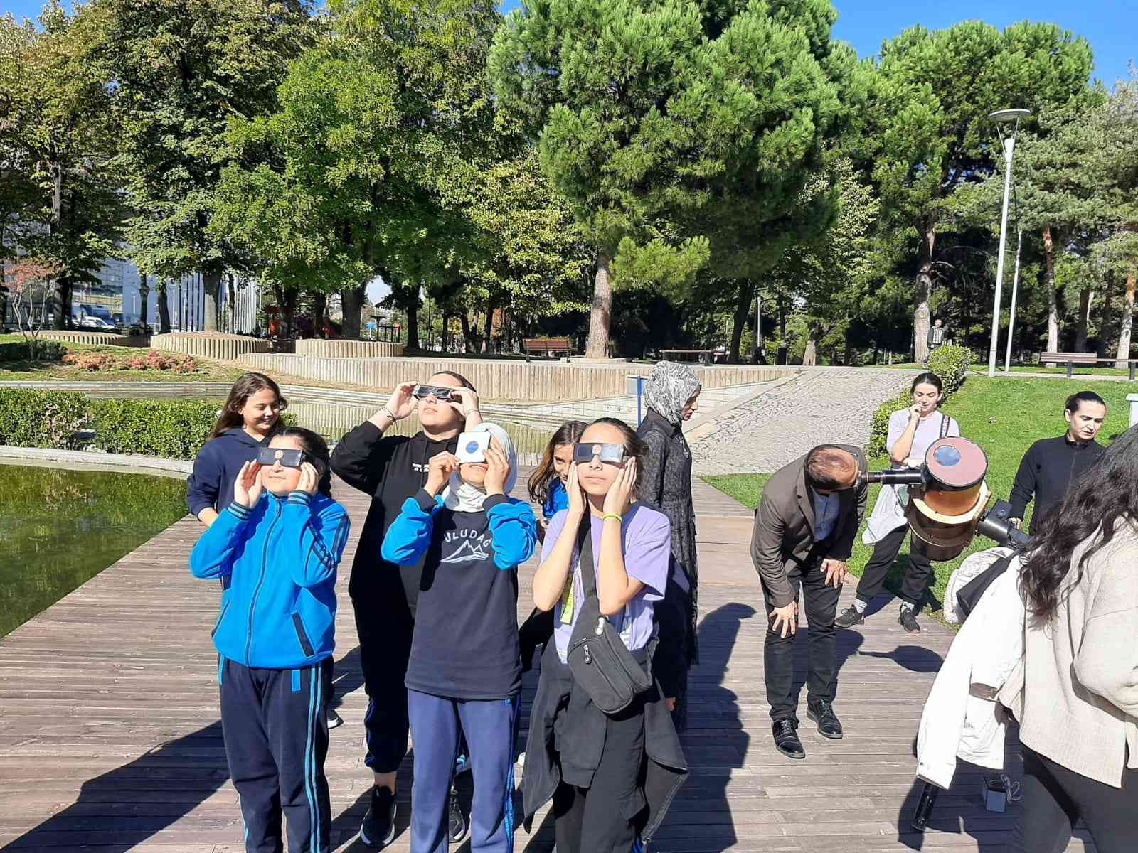 Kendi Yaptığı Teleskopla Çocuklara Ücretsiz Güneş Tutulmasını İzletti