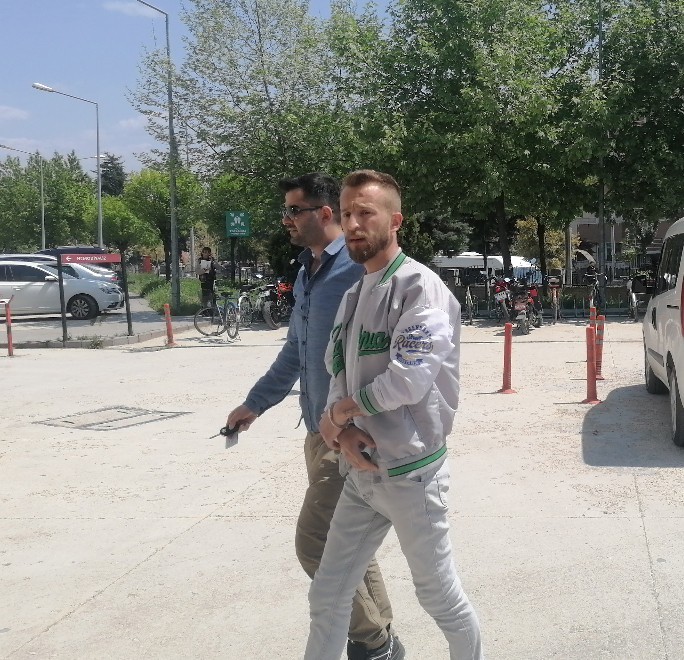 Kendisine Tepki Gösteren 2 Kişiyi Tabancayla Yaralayan Zanlı Tutuklandı