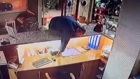 Müşteri Gibi Geldi, 40 Bin Liralık Telefonu Zıplayarak Çaldı