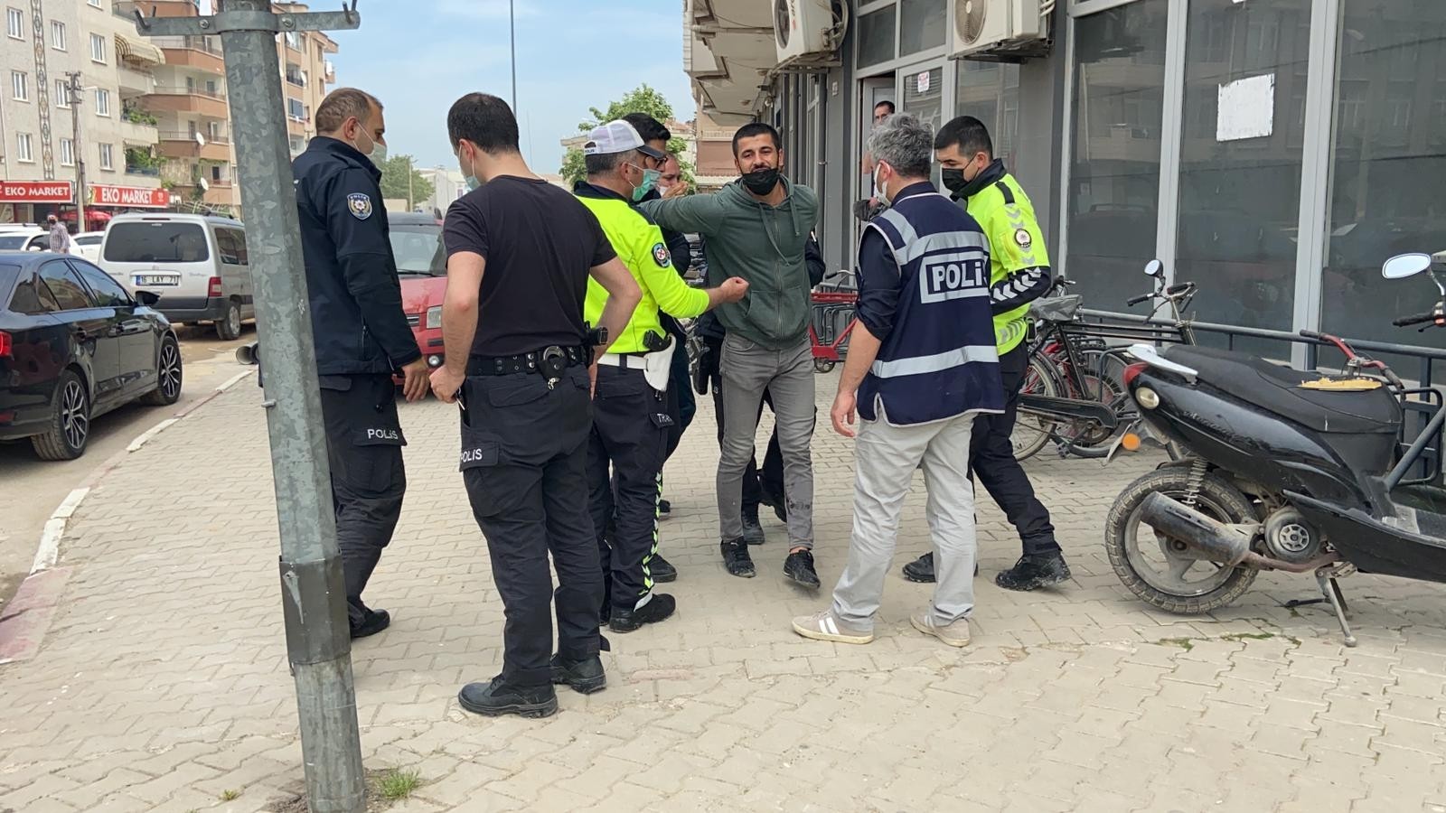 Kısıtlamada Dur İhtarına Uymadı, Polisin Üzerine Sürünce Böyle Etkisiz Hale Getirildi