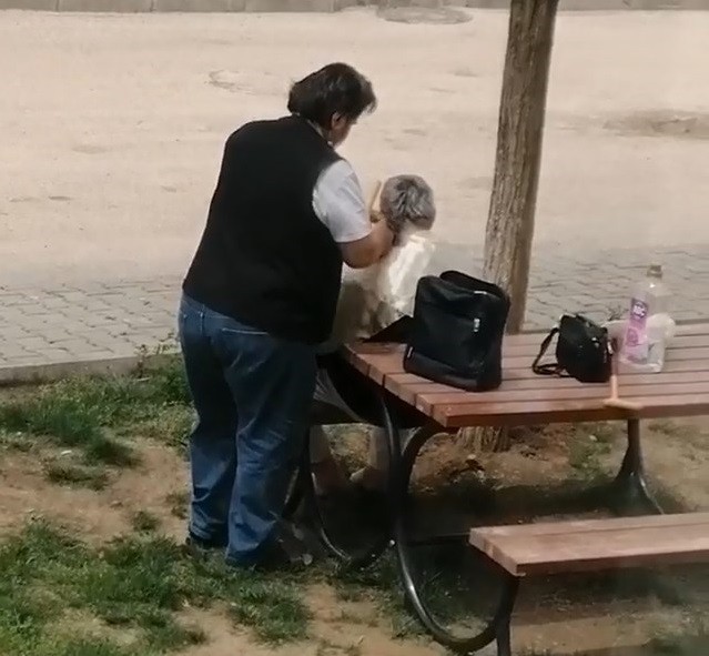 Kısıtlamada Sokak Ortasında Saç Tıraşı Görenleri Şaşkına Çevirdi