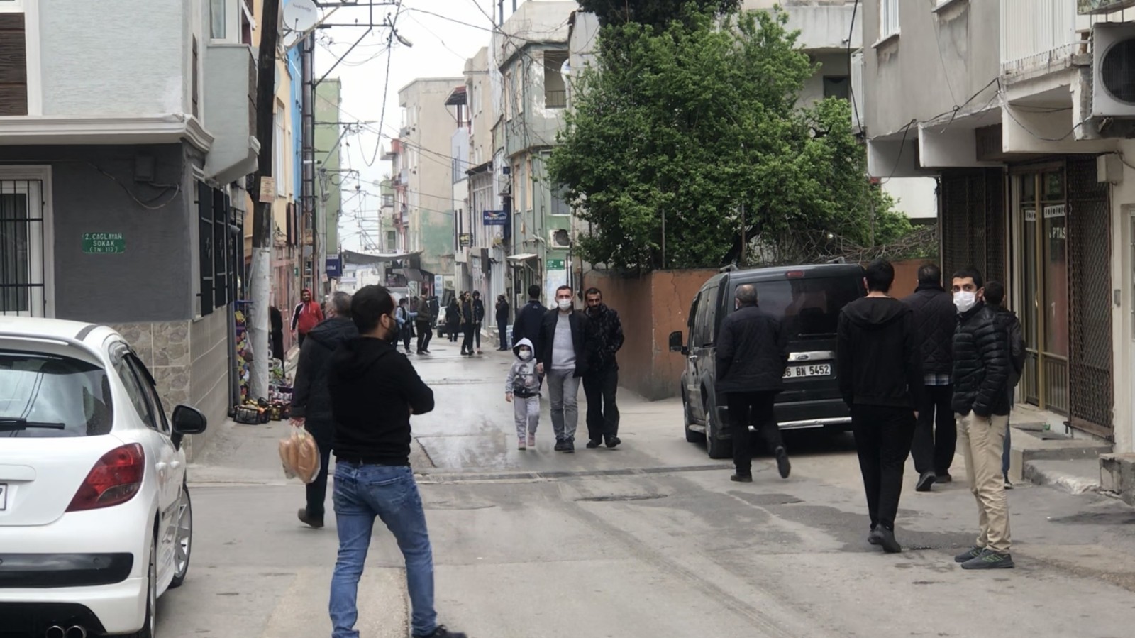 Kısıtlamayı Dinlemeyen Vatandaşlar Sokaklara Akın Etti