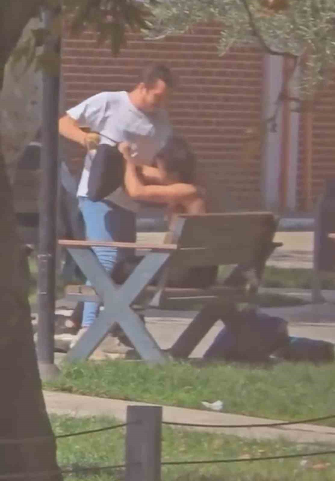 Kız Arkadaşı Herkesin Gözü Önünde Böyle Darp Etti, Ardından Kaçtı