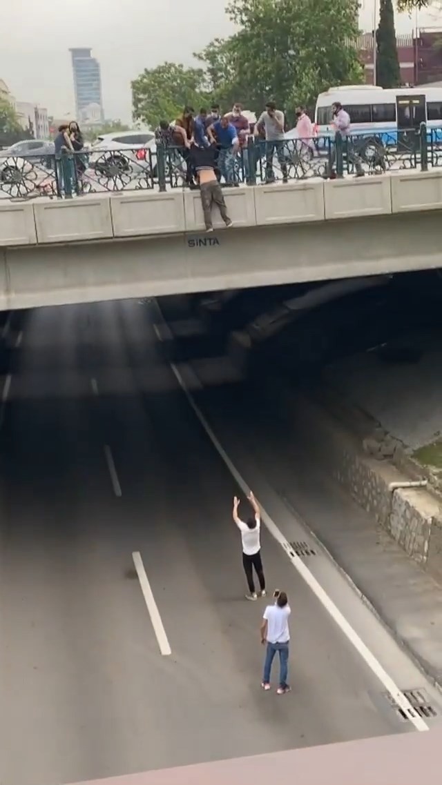 Köprüden Atlayacağı Sırada Vatandaşlar Tarafından Son Anda Kurtarıldı