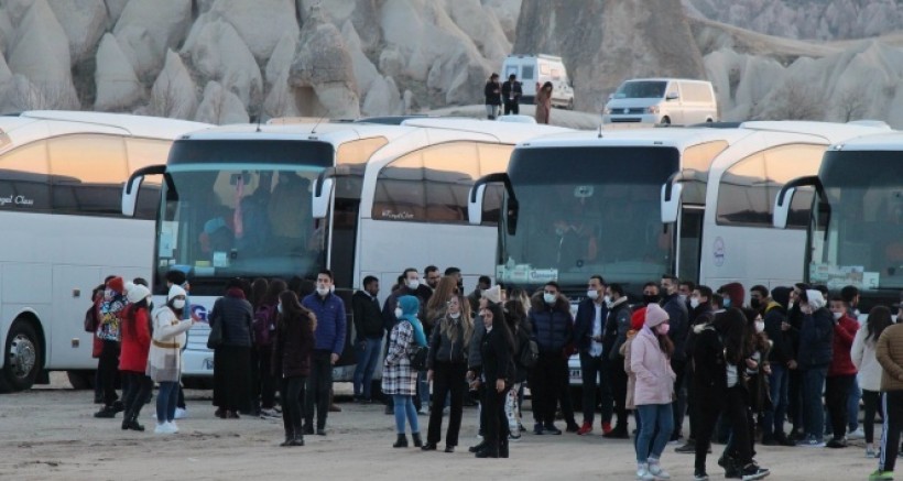 Korona Virüsü Hiçe Sayarak Halay Çektiler!