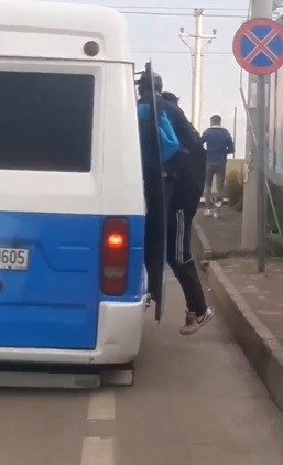 Korona'ya İnat Minibüsten 28 Kişi Çıktı