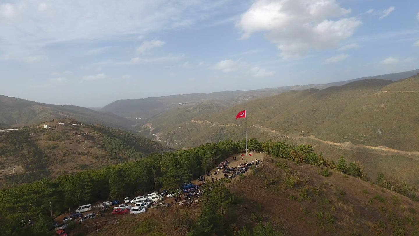 Köylüler Aralarında Para Topladı, 100. Yıla Özel 23 Metre Uzunluğunda Bayrak Dikti