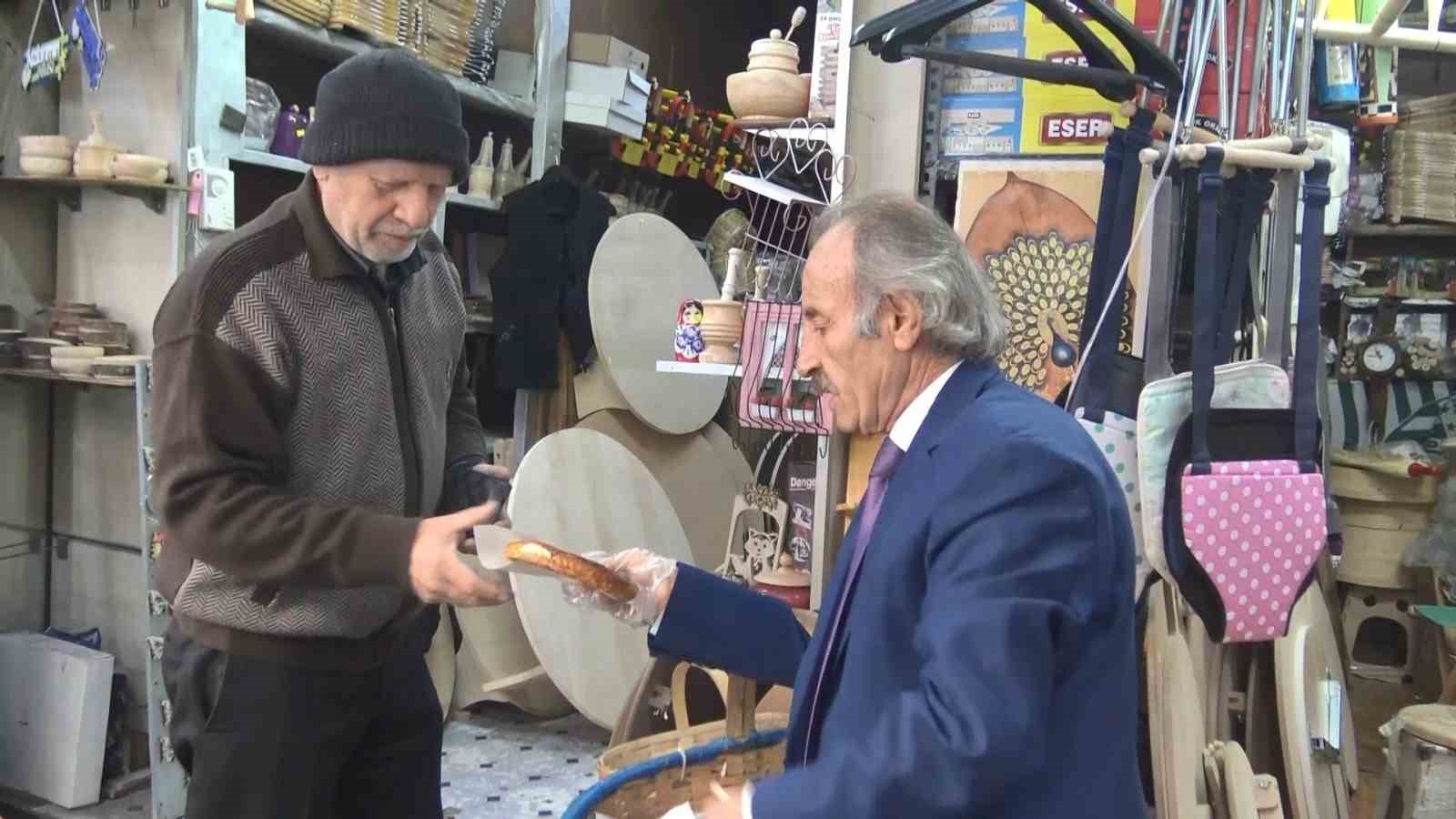 Kravatlı Simitçi Tarihi Çarşının Neşe Kaynağı