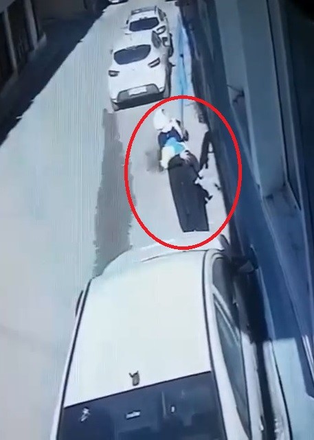 Kucağındaki Bebeğe Aldırmadan Battaniye Çalan Şahıs Kameralara Yakalandı