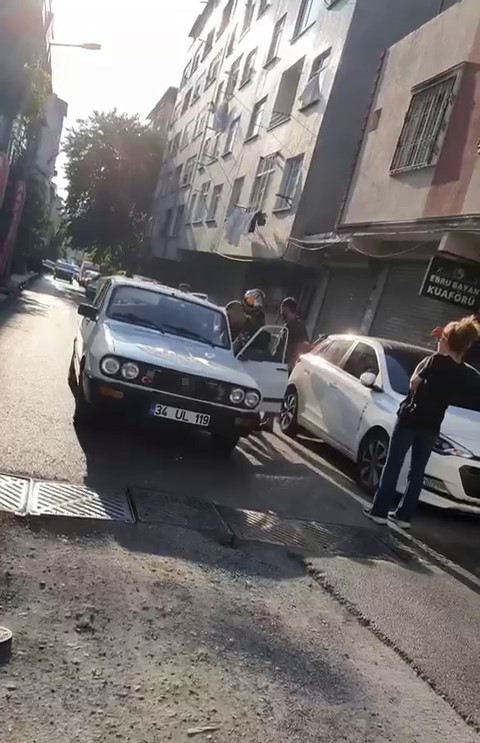Küçükçekmecede Tamirciden Çaldıkları Araç Bozulunca Sahibine Yakalandılar