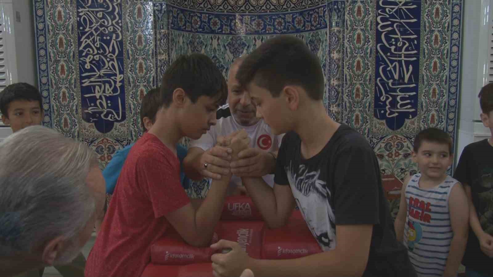 Kuran Kursuna Gelen Çocuklar İçin Bilek Güreşi Turnuvası Düzenlendi