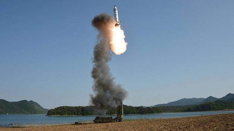 Kuzey Kore, Japon Denizi'ne balistik füze fırlattı