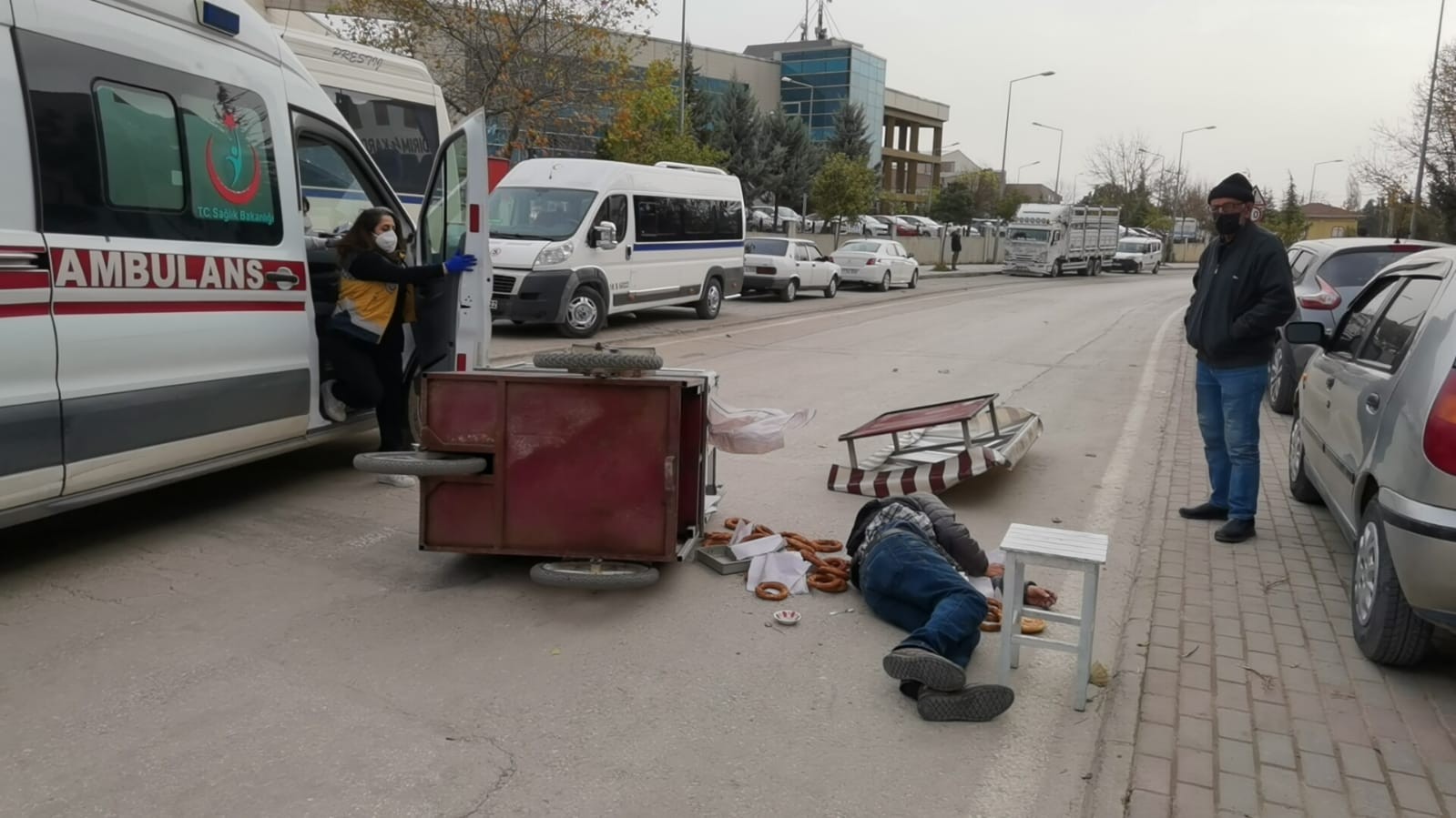 Lodos Simit Tezgahını Devirdi, Simitçi Ağır Yaralandı