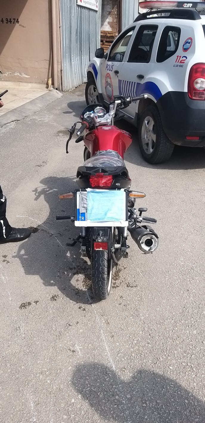Maskeyi Yüzü Yerine Motosikletinin Plakasına Takan Sürücüye 7 Bin 465 Tl Ceza