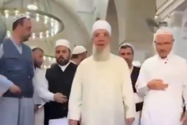 Menzil şeyhini gören mürit aşka geldi: 'Aşkım' diye seslendi!