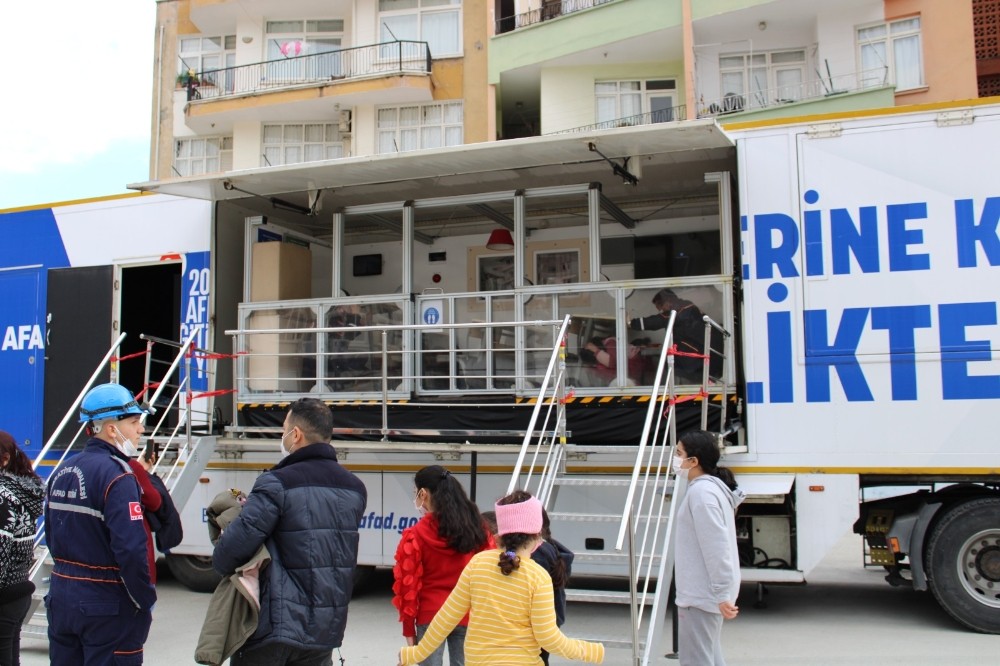 Mersinde Çocuklara Deprem Simülasyon Tırında Deprem Eğitimi