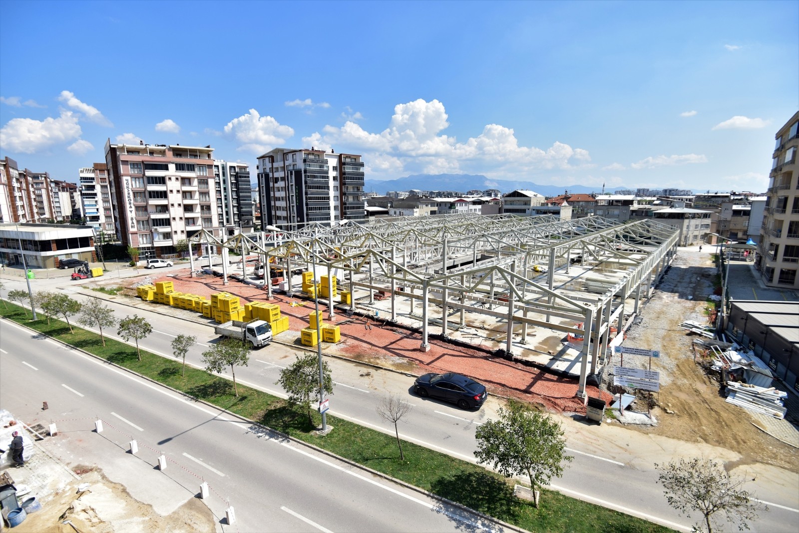 Millet Mahallesi Kapalı Pazar Alanında Yol Yarılandı