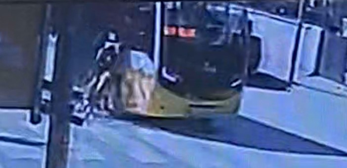 Minibüs Bisikletli Çocuğa Böyle Çarptı