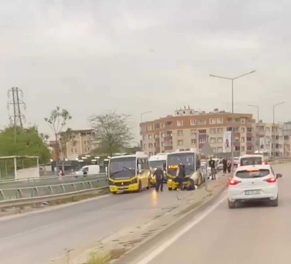 Minibüs Şoförlerinin Yumruklu Sopalı Kavgası Kamerada