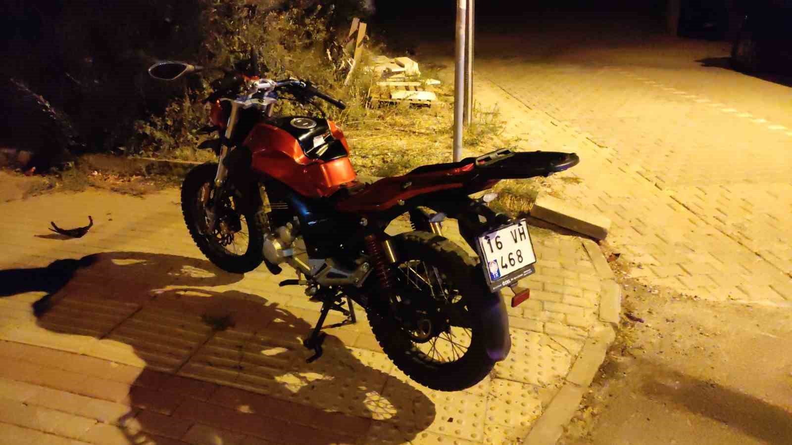Motosiklet Dönüş Yapan Otomobile Çarptı: 2 Yaralı