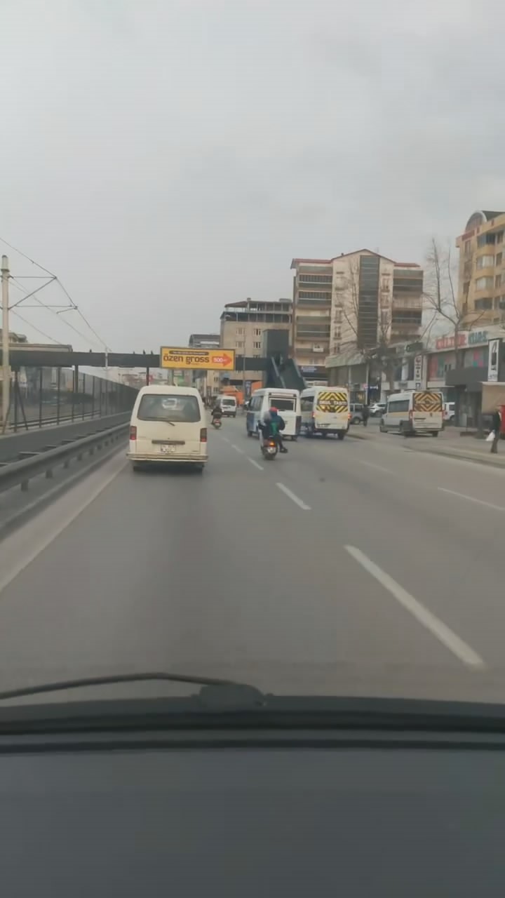 Motosiklet Sürücüsünün Ailesiyle Beraber Tehlikeli Yolculuğu Kamerada