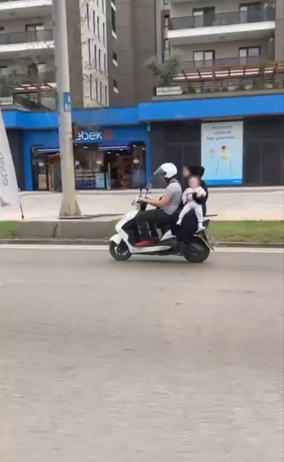Motosiklet Üzerinde Kucağında Bebekle Seyretti: O Anlar Kamerada