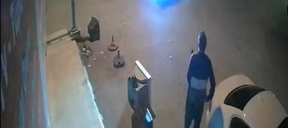 Motosikleti ile kaza yaptı, kalktı diğer sürücüye yardım etti