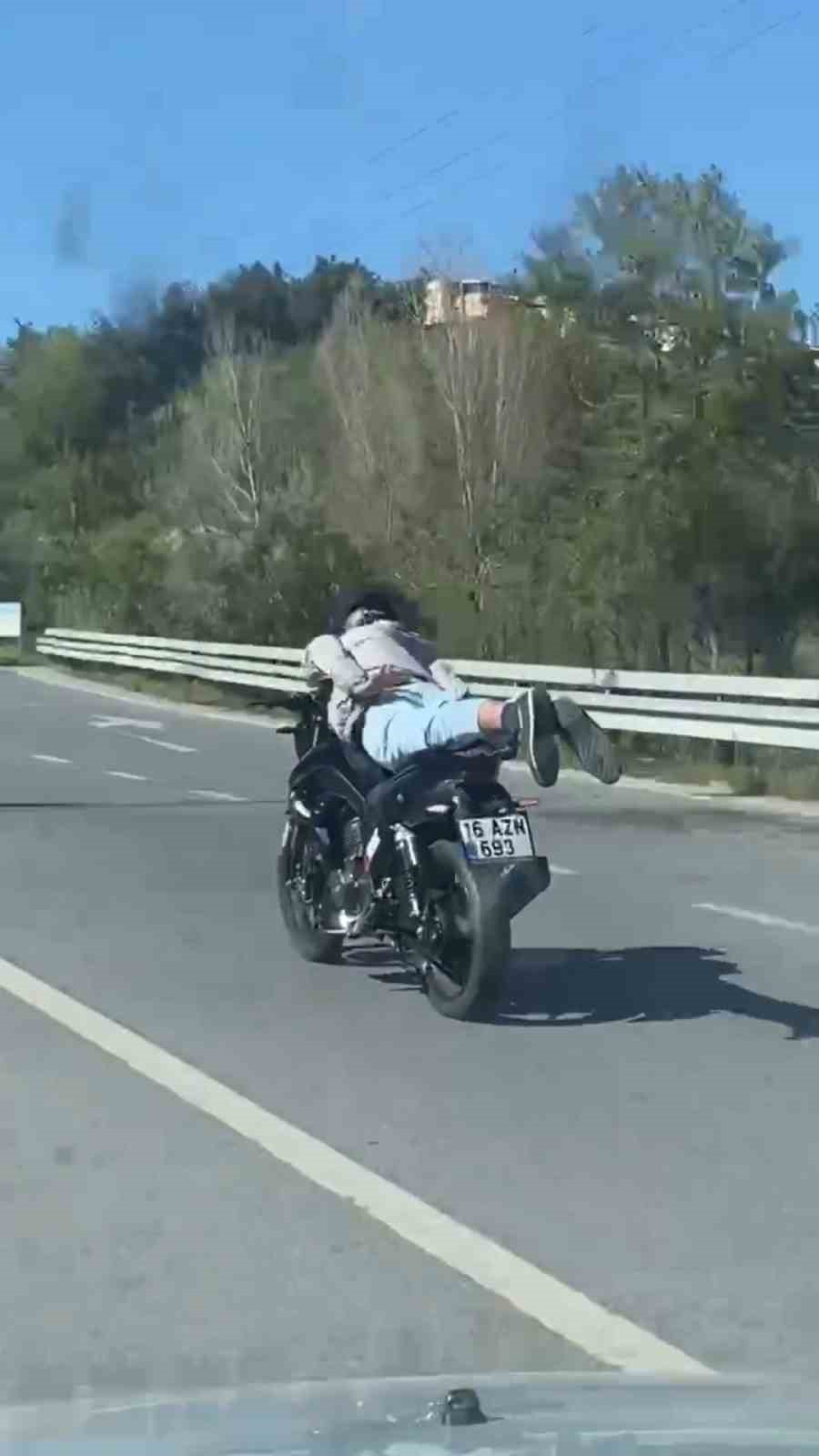 Motosikleti Yatarak Kullanan Sürücüye Ceza Kesildi