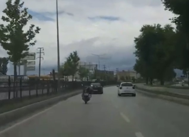 Motosikletin Üstüne Uzanarak Giden Genç, Ölüme Davetiye Çıkardı