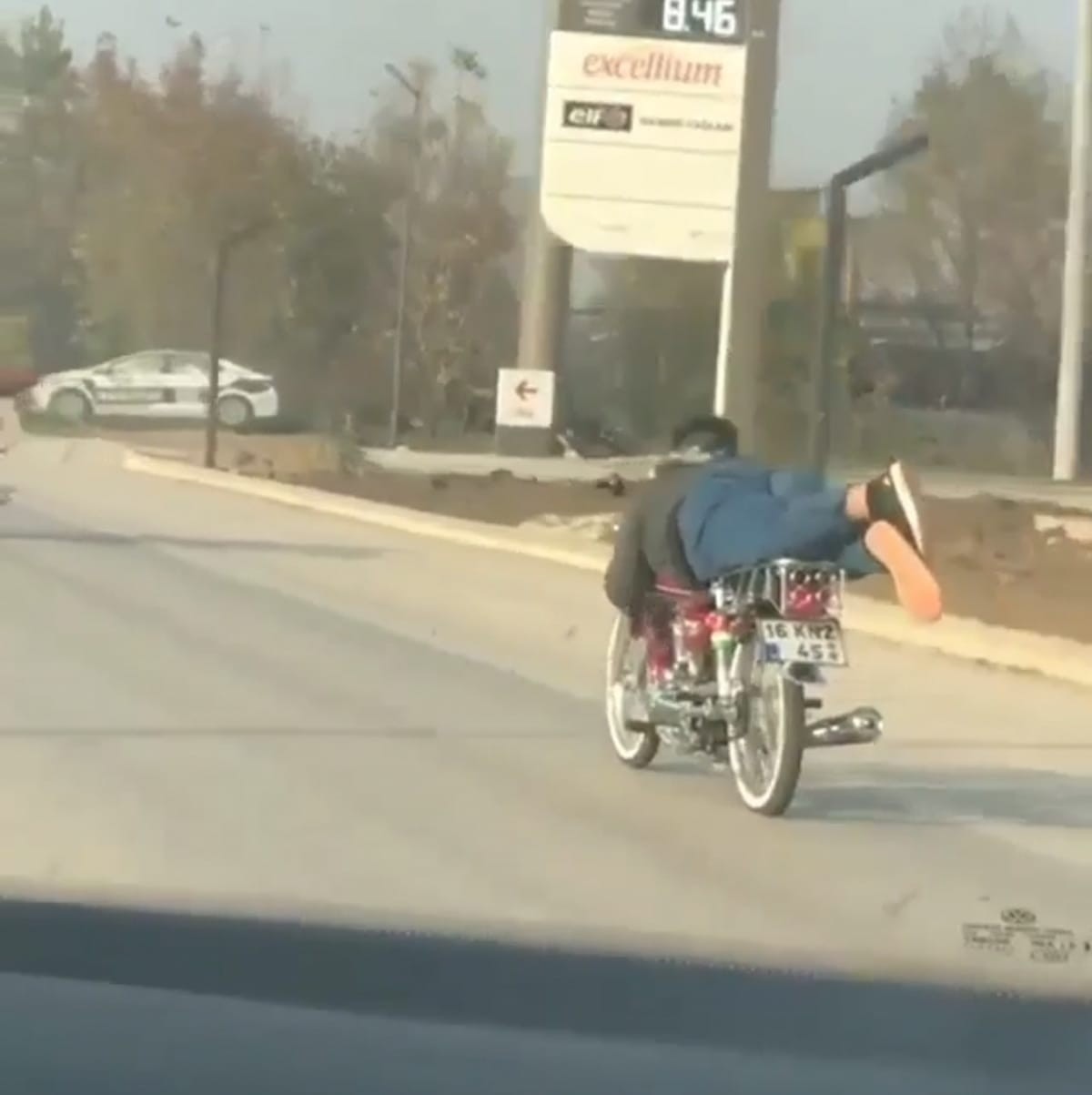 Motosikletlerin Üzerine Yatıp Yarış Yapan İki Genç...